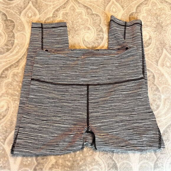 Athleta Ultimate Linear Lines Capri - Picture 5 of 7